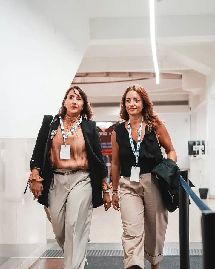 A Ana e a terapeuta Raquel a caminhar pelo Love Summit, com as credenciais ao peito