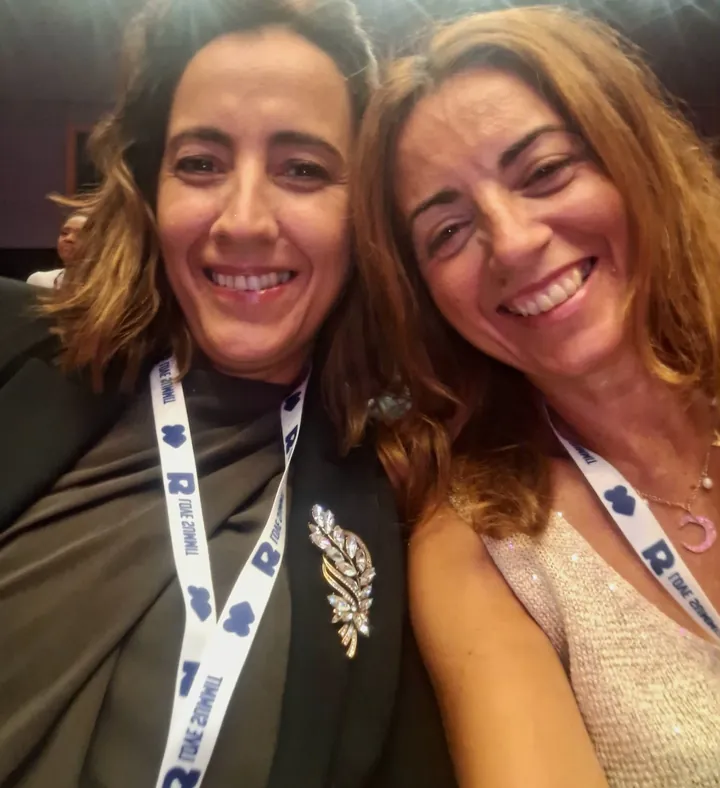 A Ana e a Raquel a sorrir, numa fotografia tirada pelas duas no Love Summit
