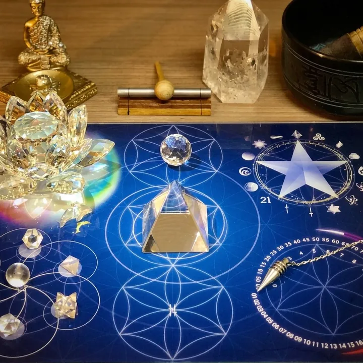 A Mesa Radiónica: o tabuleiro azul com a flor da vida, cristais, pirâmides e pêndulos