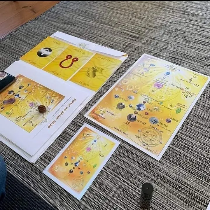 O Portal de Sirius: cartas e mapas em tons de amarelo, abertos sobre um tapete